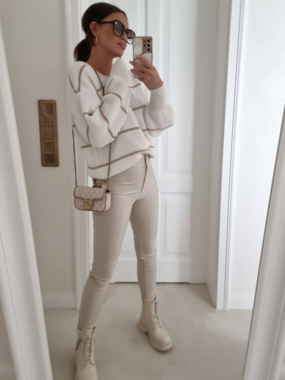 Sweter biały paski